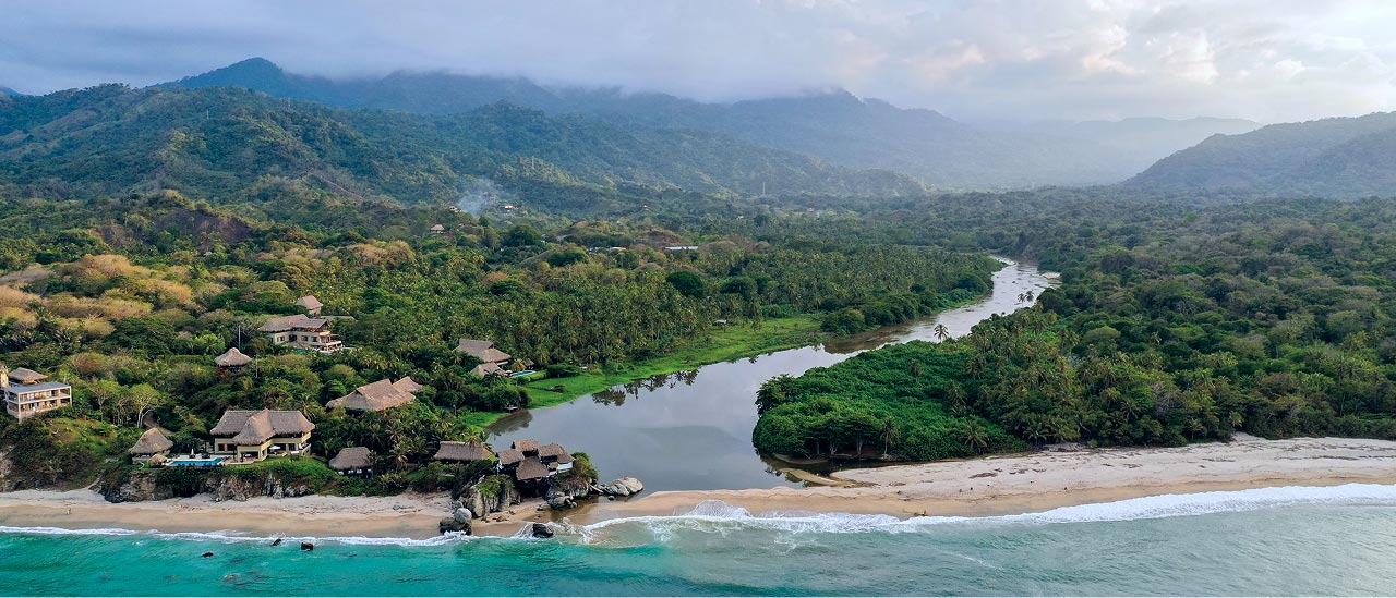 Vista aérea de Los Naranjos, donde el río, la selva y el mar Caribe se encuentran
