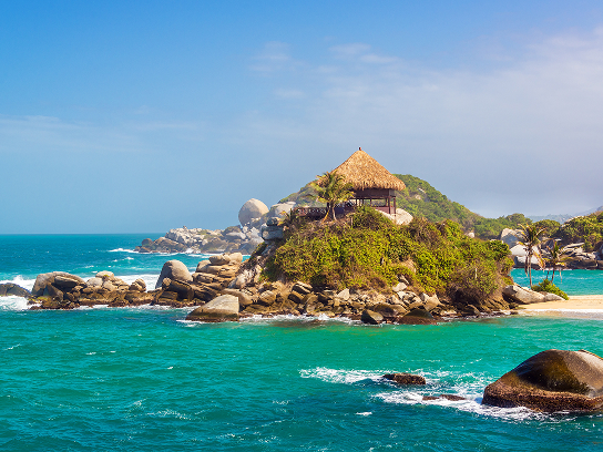 Playa de aguas turquesas y paisaje natural del Parque Tayrona