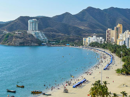 Vista panorámica de la bahía y la zona urbana de Santa Marta
