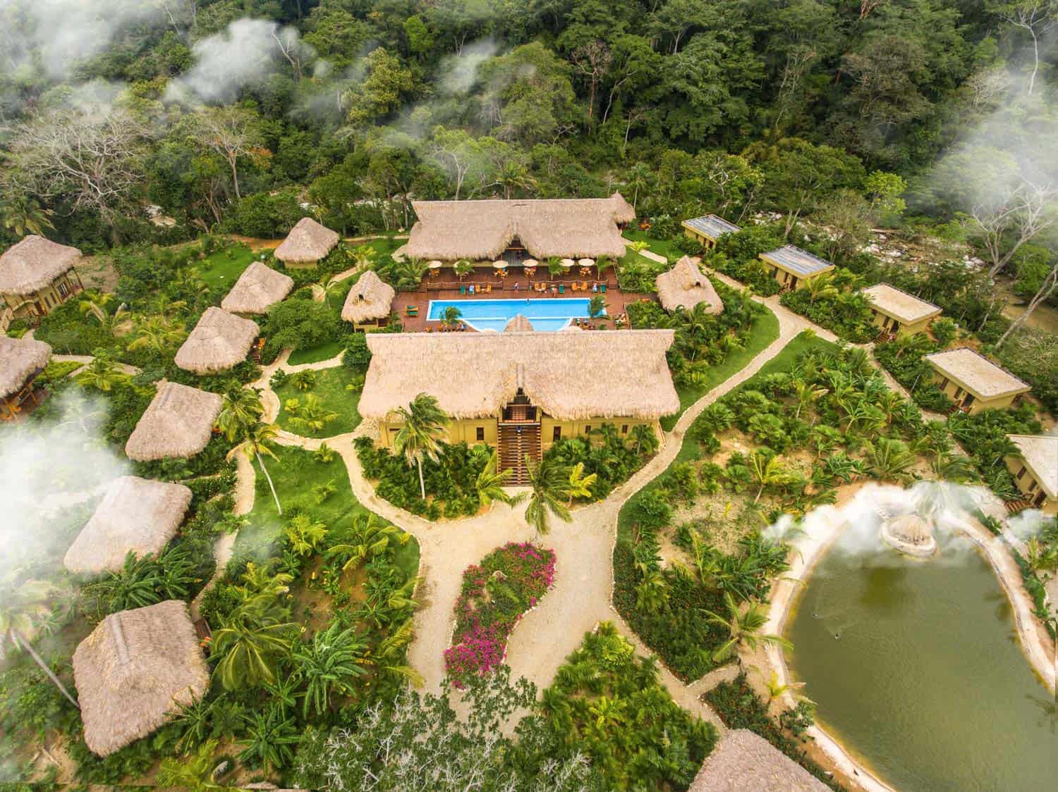 Cabañas y jardines tropicales del hotel Senda Koguiwa