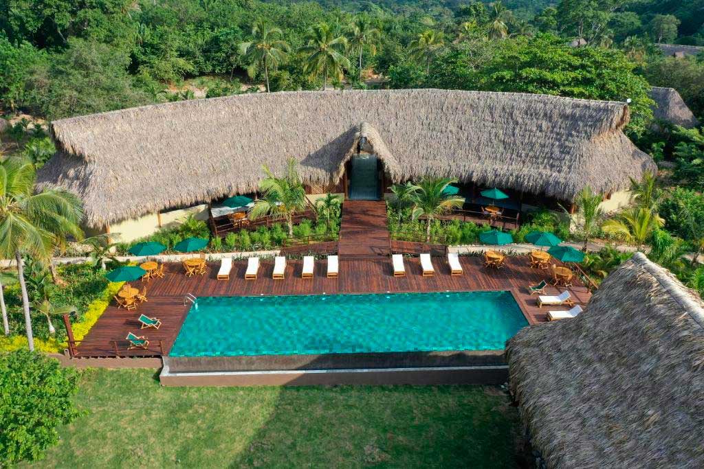 Piscina y entorno natural del hotel Senda Watapuy en Los Naranjos